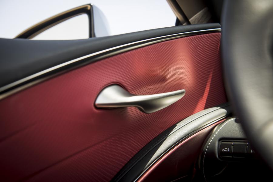 Детали интерьера Lexus LC500 Convertible 2020 года  (NA) (фото 34 из 42)